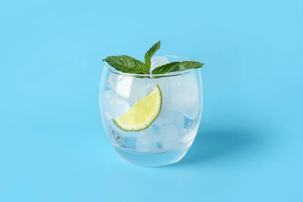 Glas Ijsblokjes Met Limoenschijfje Munt Blauwe Ondergrond — Stockfoto