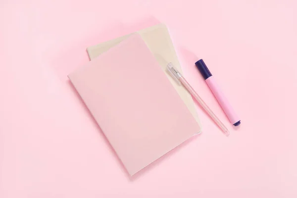Ноутбук Ручкой Маркером Розовом Фоне — стоковое фото