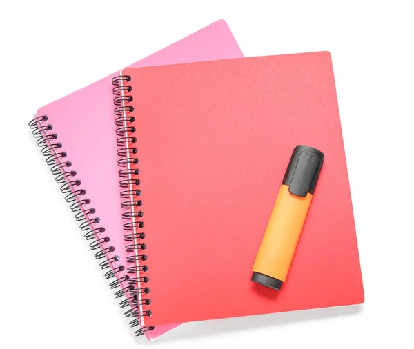 Diferentes Cuadernos Colores Con Marcador Aislado Sobre Fondo Blanco — Foto de Stock