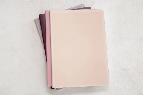 Diferentes Cadernos Coloridos Sobre Fundo Branco — Fotografia de Stock