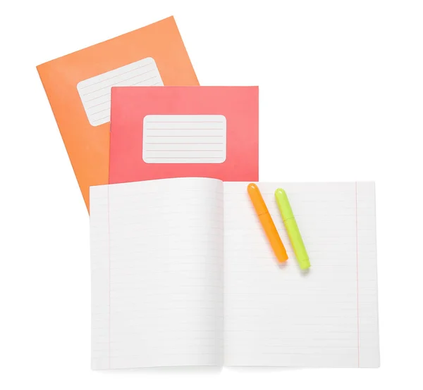 Diferentes Cadernos Coloridos Com Marcadores Isolados Fundo Branco — Fotografia de Stock