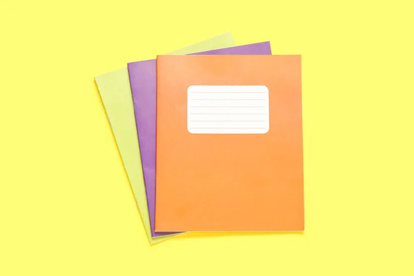 Verschillende Kleurrijke Notitieboekjes Gele Achtergrond — Stockfoto