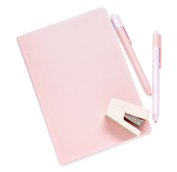 Różowy Notatnik Długopisami Zszywaczem Białym Tle — Zdjęcie stockowe