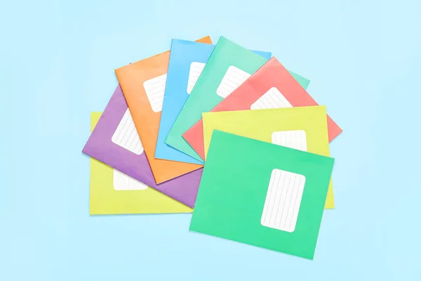 Různé Barevné Notebooky Modrém Pozadí — Stock fotografie