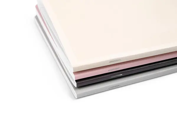 Różne Kolorowe Zeszyty Odizolowane Białym Tle — Zdjęcie stockowe