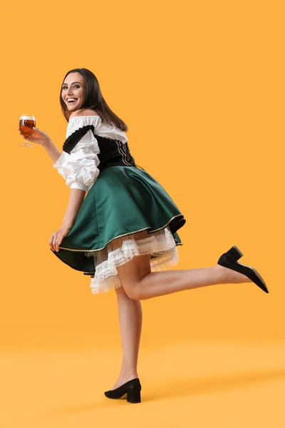 Beautiful Octoberfest Waitress Beer Dancing Yellow Background — Stock Photo, Image