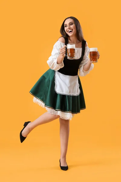 Piękna Kelnerka Octoberfest Tańczącym Piwem Żółtym Tle — Zdjęcie stockowe