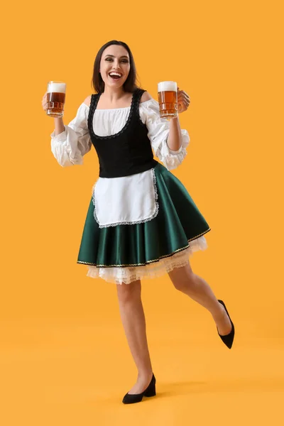 美丽的十月节女招待 背景是黄色的啤酒舞 — 图库照片