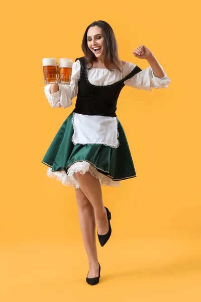 美丽的十月节女招待 背景是黄色的啤酒舞 — 图库照片