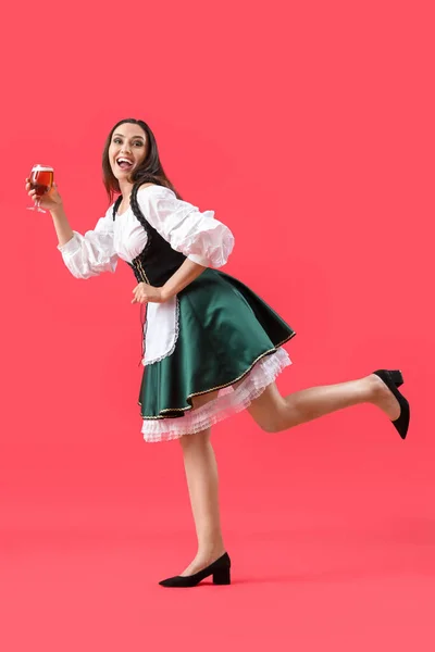 Mooi Oktober Serveerster Met Bier Dansen Rode Achtergrond — Stockfoto