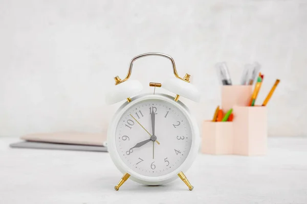 Reloj Despertador Con Diferentes Artículos Papelería Mesa Blanca —  Fotos de Stock