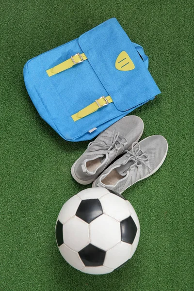 背负背包和足球背景音乐的运动鞋 — 图库照片