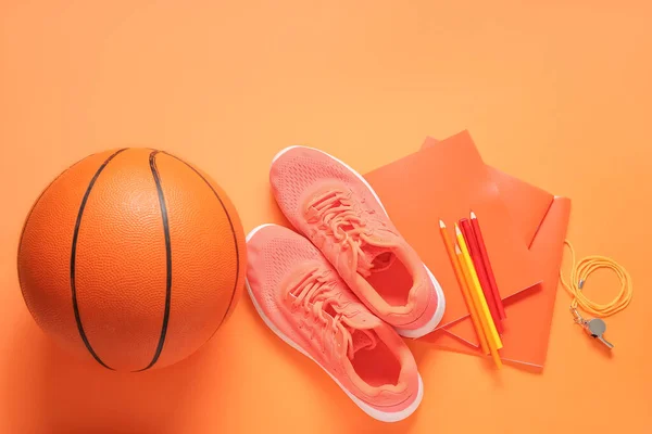 Sneakers Con Palla Fischietto Cancelleria Sfondo Arancione — Foto Stock