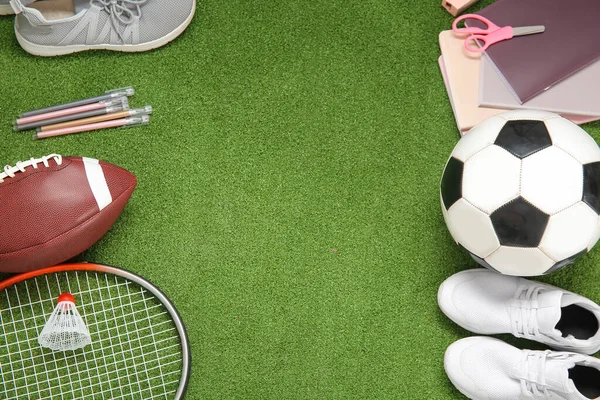 スポーツ用品や色の背景に異なる文房具を持つスニーカー — ストック写真