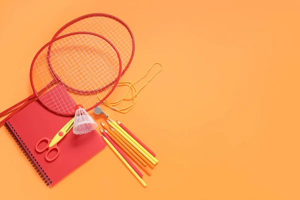 Rackets Met Badminton Shuttlecock Fluitje Verschillende Briefpapier Oranje Achtergrond — Stockfoto