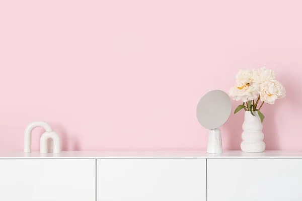 Βάζο Λευκές Παιώνιες Και Καθρέφτη Στο Κομοδίνο Κοντά Ροζ Τοίχο — Φωτογραφία Αρχείου