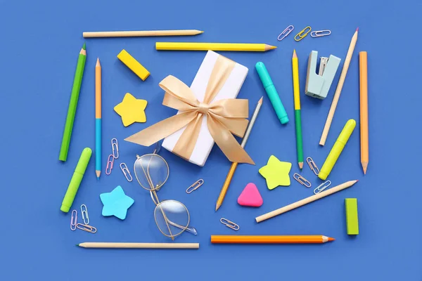 Geschenkkarton Mit Brille Und Verschiedenen Papeterie Auf Blauem Hintergrund — Stockfoto