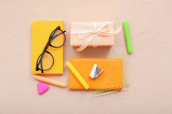 装有眼镜和橙色背景的不同文具的礼品盒 — 图库照片