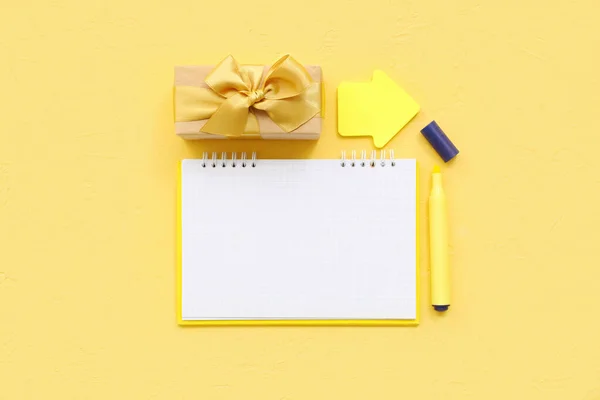 黄色背景的不同文具礼品盒 — 图库照片