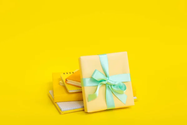 装有黄色背景的不同笔记本的礼品盒 — 图库照片