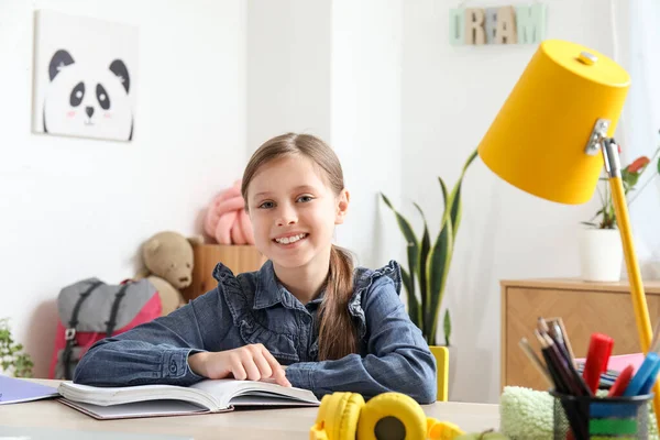Kleines Mädchen Liest Hause Schulbuch — Stockfoto