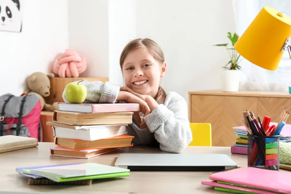Kleines Mädchen Mit Einem Stapel Bücher Beim Unterricht Hause — Stockfoto