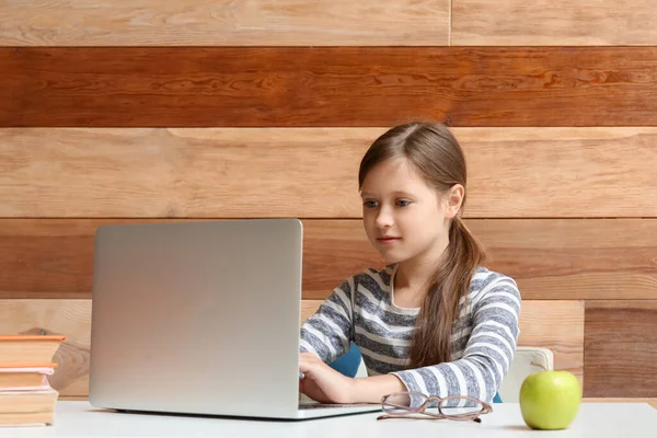 Menina Com Laptop Fazendo Aulas Mesa Fundo Madeira — Fotografia de Stock