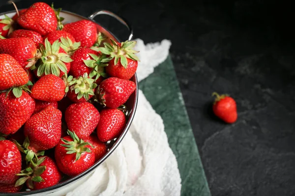 Sieb Mit Frischen Erdbeeren Auf Schwarzem Hintergrund — Stockfoto