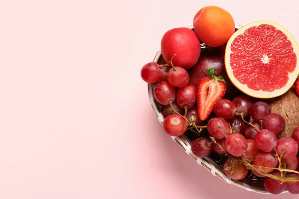 Wicker Μπολ Διαφορετικά Φρέσκα Φρούτα Ροζ Φόντο — Φωτογραφία Αρχείου