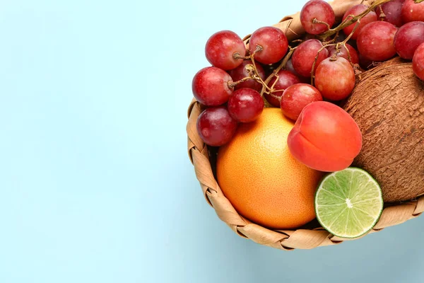 Cesta Vime Com Diferentes Frutas Frescas Fundo Azul — Fotografia de Stock