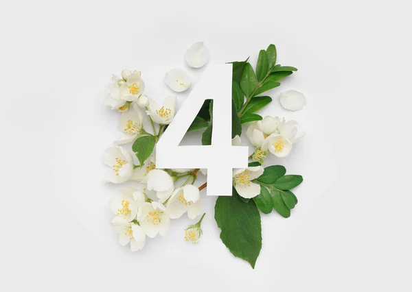 Grüne Blätter Und Blüten Mit Papierzahl Vier Auf Weißem Hintergrund — Stockfoto