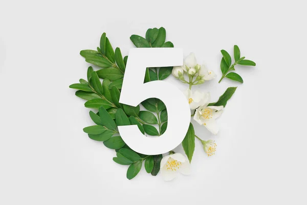 Folhas Flores Verdes Com Papel Número Cinco Sobre Fundo Branco — Fotografia de Stock