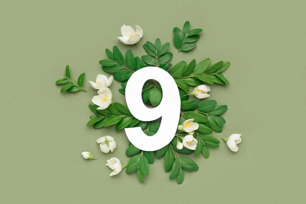 Hojas Flores Blancas Con Papel Número Nueve Sobre Fondo Verde —  Fotos de Stock