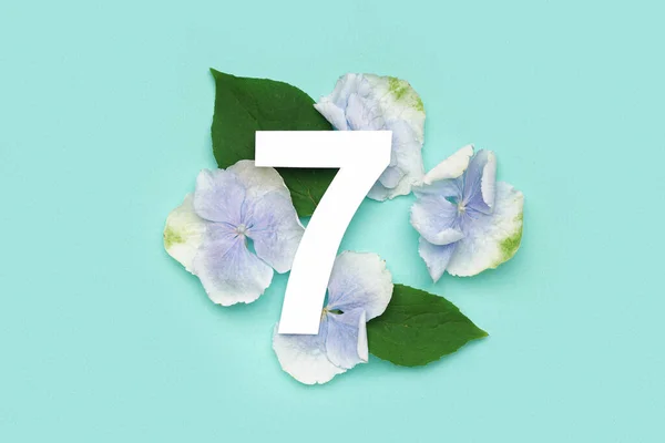 Πράσινα Φύλλα Και Λουλούδια Αριθμό Χαρτιού Επτά Τυρκουάζ Φόντο — Φωτογραφία Αρχείου