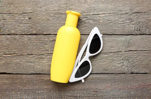 Gafas Sol Con Botella Crema Protector Solar Sobre Fondo Madera —  Fotos de Stock