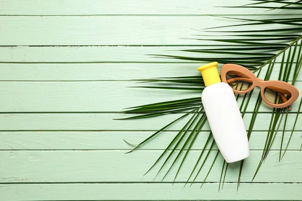 Sunglasses Bottle Sunscreen Cream Palm Leaf Green Wooden Background — Stock Photo, Image