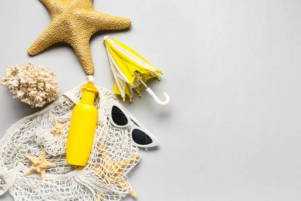 Bolsa Cordones Con Gafas Sol Mini Paraguas Coral Botella Crema — Foto de Stock