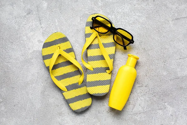 Sonnenbrille Mit Flip Flops Und Einer Flasche Sonnencreme Auf Grunge — Stockfoto