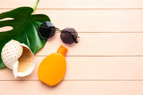 Gafas Sol Con Hoja Palma Concha Botella Crema Protector Solar — Foto de Stock