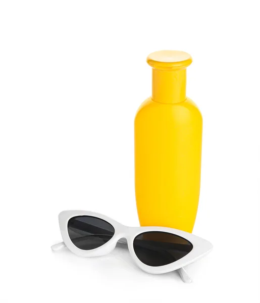 Óculos Sol Com Frasco Protetor Solar Isolado Sobre Fundo Branco — Fotografia de Stock