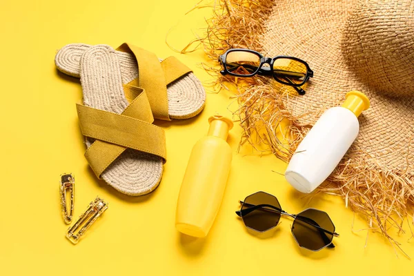 Sunglasses Bottles Sunscreen Cream Beach Accessories Yellow Background — Stock Photo, Image