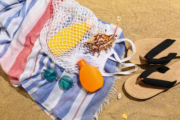 String Bag Sunglasses Flip Flops Bottles Sunscreen Cream Sand — Stock Photo, Image