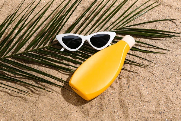 Sunglasses Bottle Sunscreen Cream Palm Leaf Sand — Stock Photo, Image