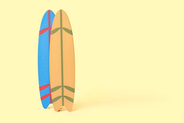 Mini Tablas Surf Diferentes Sobre Fondo Amarillo Pálido — Foto de Stock