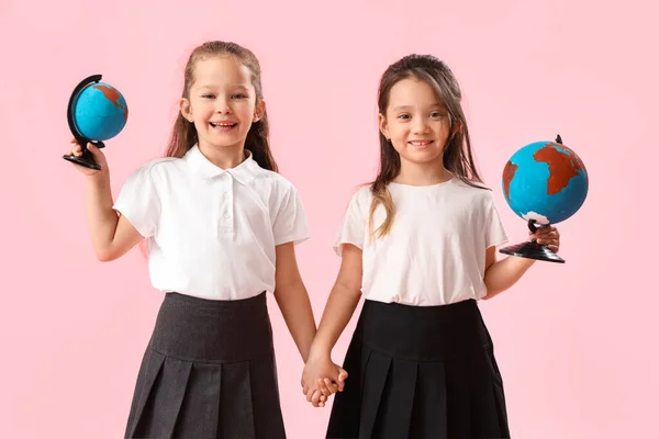 Kleine Schoolmeisjes Met Globes Roze Achtergrond — Stockfoto