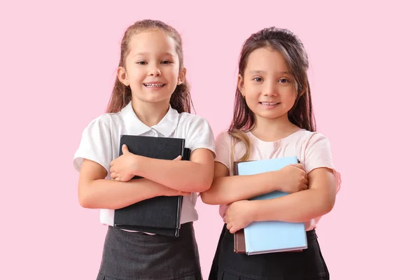 Маленькие Школьницы Книгами Розовом Фоне — стоковое фото