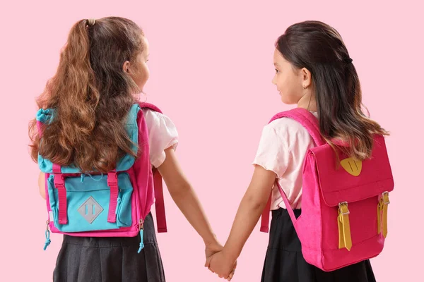 Kis Iskolás Lányok Fogja Kezét Rózsaszín Háttér Visszapillantás — Stock Fotó