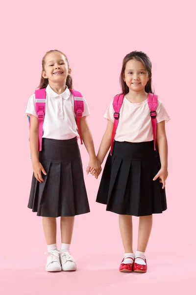 Kleine Schoolmeisjes Houden Handen Roze Achtergrond — Stockfoto