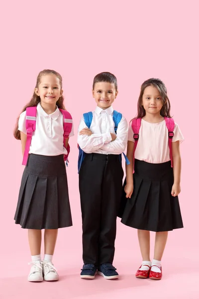 Kleine Schoolkinderen Roze Achtergrond — Stockfoto