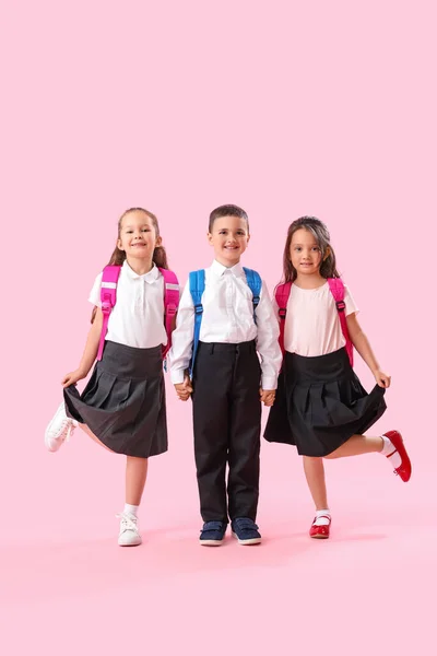 Kis Iskolások Rózsaszín Háttér — Stock Fotó